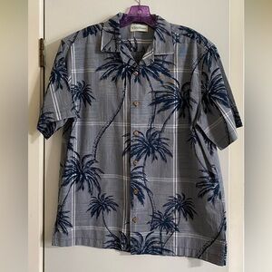 Caribbean NWOT men’s Hawaiian shirt, medium new condition never washed or worn
